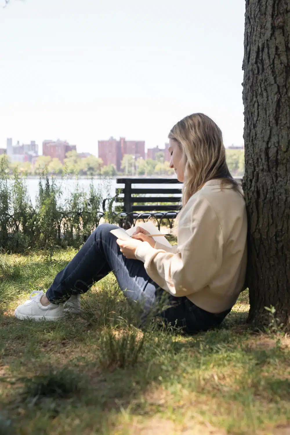 Woman writing for her first session of cognitive behavioral therapy new york