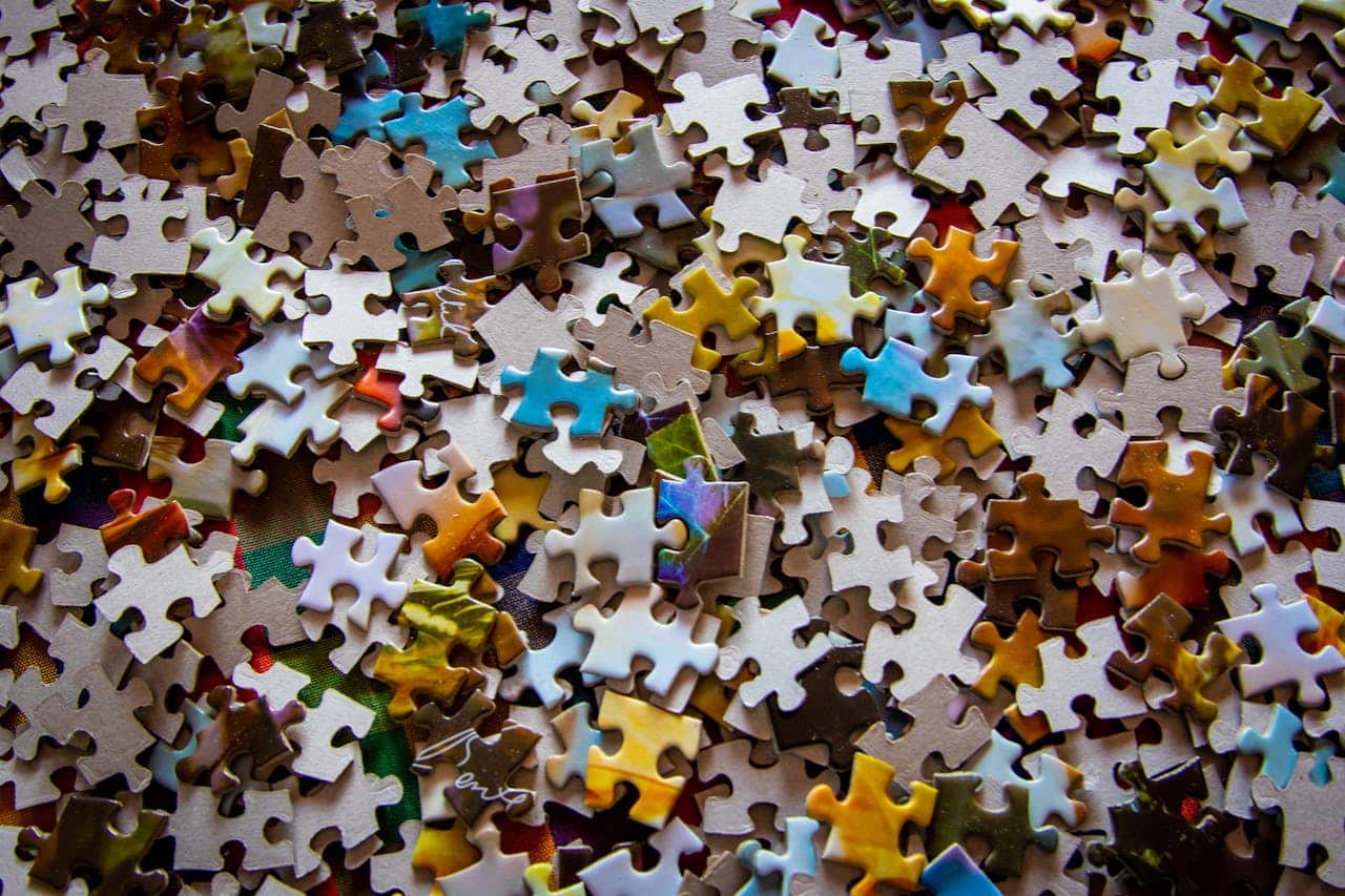 scattered puzzle pieces symbolizing fragmented experiences and healing from complex trauma with CBT