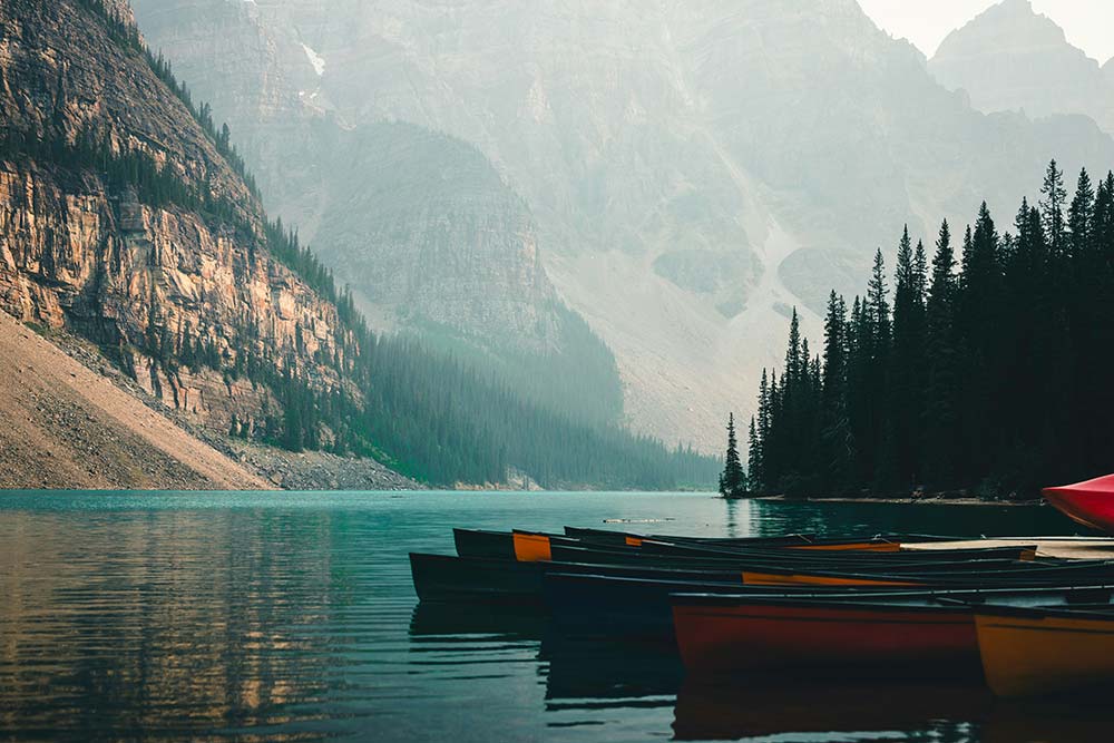 A group of boats sitting on top of a lake.